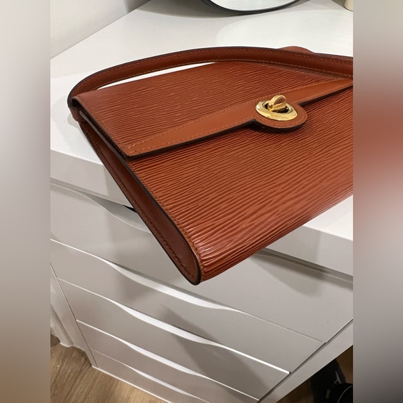 ❌SOLD❌Louis Vuitton Epi Leather Crossbody and Clutch - Picture 8 of 11